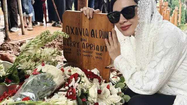 Andien Aisyah salah satu artis dan sahabat Vidi Aldiano yang hadir di pemakaman. [@andienaisyah]