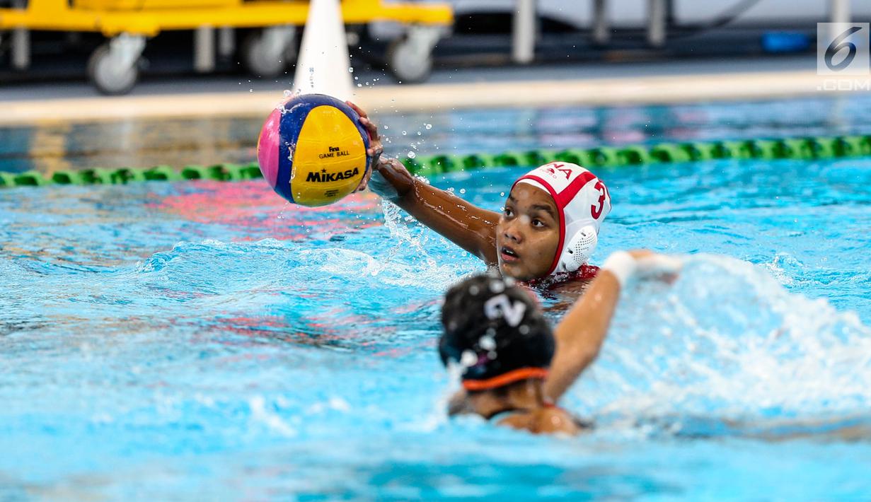 Atlet polo air putri Indonesia Alya Nadira Trifiansy (kanan) saat melawan atlet polo air putri Malaysia di National Aquatic Center, Kuala Lumpur, Malaysia, Sabtu (19/8). Indonesia mengalahkan Malaysia dengan skor 7-1. (Liputan6.com/Faizal Fanani)