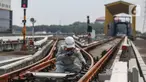 Pekerja melakukan pengecekan arus listrik pada jalur Light Rail Transit (LRT) Jakarta di Depo LRT Jakarta Pegangsaan Dua, Jakarta, Rabu (8/5/2024). (Liputan6.com/Angga Yuniar)