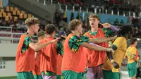 Ekspresi dan selebrasi para pemain Timnas Australia U-16 seusai menjebol gawang Timnas Indonesia U-16 pada semifinial Piala AFF U-14 2024 di Stadion Manahan, Solo, Senin (1/7/2024) malam WIB. (Bola.com/Radifa Arsa)