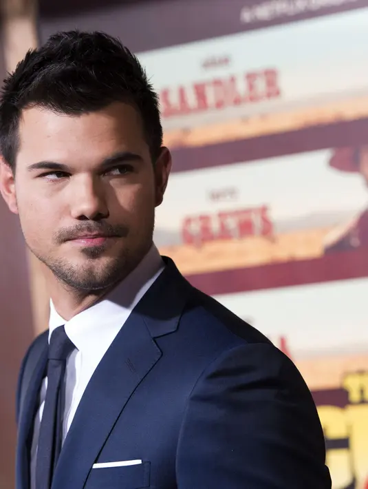 Taylor Lautner (Agustus – Desember 2009). Dalam single berjudul ‘Back to December’, Taylor Swift meminta maaf kepada mantannya yang merupakan ‘manusia serigala’ itu atas malam kasar yang seharusnya menjadi baik. (AFP/Bintang.com)