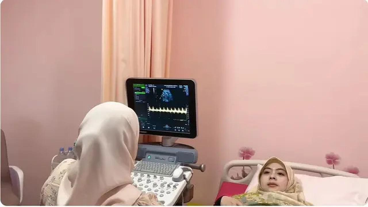 6 Potret Kakak Ria Ricis Periksa Kandungan Ditemani Suami, Bayi Aktif saat di USG