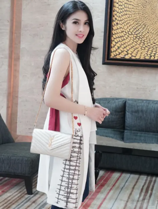 Belum lama Sandra Dewi dikabarkan tengah hamil muda lantaran dirinya memfollow akun Instagram mengenai kehamilan. Saat ditanya, wanita pecinta princess ini mengelaknya. (Instagram/sandradewi88)