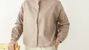 Tak suka dengan pakaian yang banyak detail dan lebih suka dengan gaya minimalis yang simple namun tetap terlihat rapi, kamu bisa gunakan Noon Shirt dengan kerah mandarin yang dikombinasikan dengan Supple Pants, celana panjang dengan pinggang full karet.