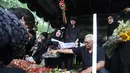 Prosesi pemakaman dibuka dengan sambutan pihak keluarga dan orang-orang terdekat almarhum. Tampak dalam foto, Karina Ranau bersama Quentin Stanislavski sesaat sebelum pemakaman Epy Kusnandar, di Tempat Pemakaman Umum (TPU) Jeruk Purut, Jakarta Selatan, Kamis (4/12/2025) pagi. (Kapanlagi.com/Budy Santoso)