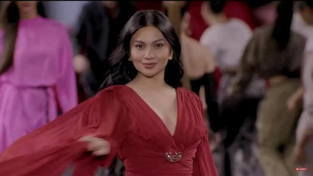 Ariel Tatum Debut di Paris Fashion Week