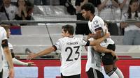 Gelandang Jerman, Serge Gnabry (kanan atas) berselebrasi usai mencetak gol ke gawang Armenia pada pertandingan grup J Kualifikasi Piala Dunia 2022 di stadion Mercedes-Benz Arena di Stuttgart, Jerman, Senin (6/9/2021). Jerman kini berada di puncak klasemen dengan poin 12. (AP Photo/Matthias Schrader)