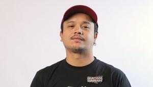 Di tengah syuting film Ikatan Darah, Derby Romero merasa matanya gelap, badan sempoyongan mau pingsan lalu muntah air. Rupanya ia kena heat stroke.