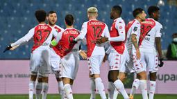Striker AS Monaco, Kevin Volland (kedua dari kiri) melakukan selebrasi usai mencetak gol pertama timnya ke gawang Montpellier dalam laga lanjutan Liga Prancis 2020/21 pekan ke-20 di Mosson Stadium, Montpellier, Jumat (15/1/2021). AS Monaco menang 3-2 atas Montpellier. (AFP/Pascal Guyot)