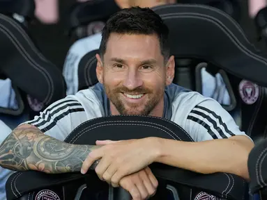 Pemain Inter Miami Lionel Messi tersenyum sebelum pertandingan sepak bola Piala Liga melawan Cruz Azul di Fort Lauderdale, Florida, Amerika Serikat, 21 Juli 2023. (AP Photo/Lynne Sladky)