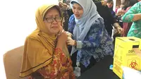 Lingkungan Kementerian Dalam Negeri (Kemendagri) dan Badan Nasional Pengelola Perbatasan (BNPP) mengikuti vaksinasi Difteri yang dilakukan Dinas Kesehatan DKI Jakarta. (Liputan6.com/Devira)