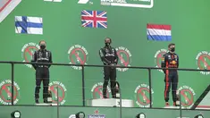 Pembalap Mercedes Lewis Hamilton (tengah) berdiri di podium bersama pembalap Mercedes Valtteri Bottas dan pembalap Red Bull Max Verstappen selama Formula 1 GP Portugaldi Algarve International Sirkuit di Portimao, Portugal, Minggu (25/10/2020).  (Jose Sena Goulao, Pool via AP)