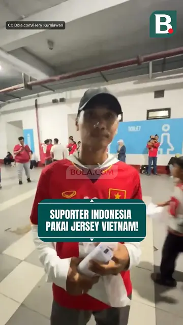 Unik! Suporter Timnas Indonesia memakai jersey Vietnam saat laga lawan Kamboja