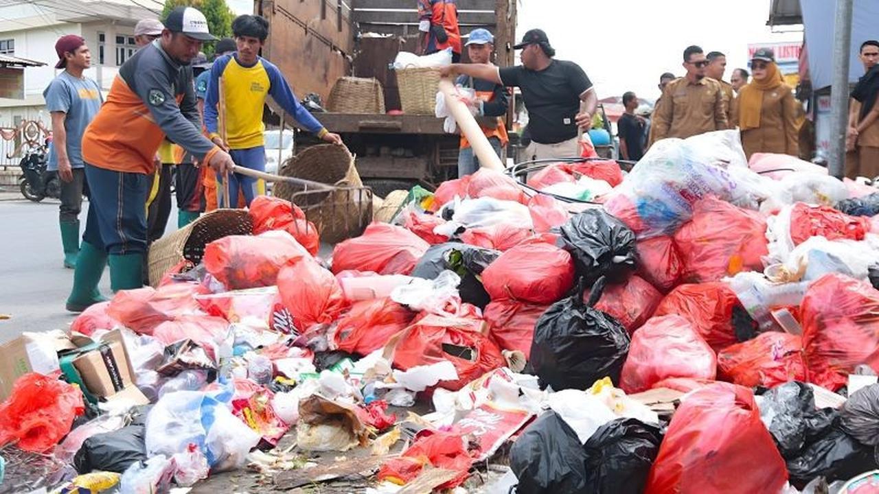 Tegas! Pemkot Singkawang Sanksi Warga yang Buang Sampah Sembarangan