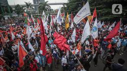 Buruh yang tergabung dalam Konfederasi Serikat Pekerja Indonesia berunjuk rasa di depan Kantor Kementerian Ketenagakerjaan, Jakarta, Rabu (16/2/2022). Buruh menuntut Permenaker Nomor 2 Tahun 2022 yang mengatur JHT baru bisa dicairkan pada usia 56 tahun segera dicabut. (Liputan6.com/Faizal Fanani)