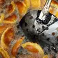 Penganan manis tradisional atau "Qatayef" yang biasa disajikan selama bulan suci Ramadan saat digoreng di Damaskus, Suriah, (18/5/2020). (Xinhua/Ammar Safarjalani)
