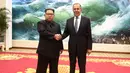 Pemimpin Korut Kim Jong-un (kiri) bersalaman dengan Menlu Rusia Sergei Lavrov usai menggelar pertemuan di Pyongyang (31/5). Kunjungan ini dilakukan menjelang pertemuan bersejarah antara Donald Trump dan Kim Jong-Un. (Valery Sharifulin/TASS Pool Via AP)