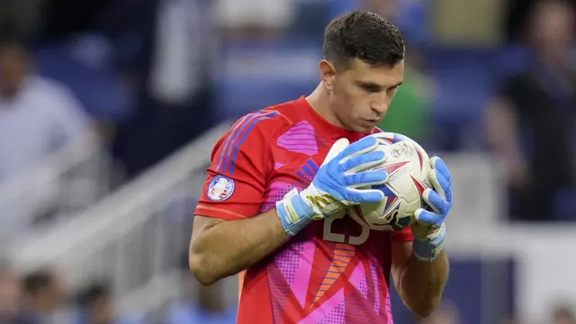 Foto: Lagi-lagi Emiliano Martinez Jadi Juru Penyelamat, Timnas Argentina Melaju ke Semifinal Copa America 2024
