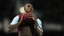 West Ham United, Michail Antonio mencetak satu gol saat timnya mengalahkan Tottenham Hotspurs pada lanjutan Liga Inggris di Stadion Upton Park , Kamis (3/3/2016). (Reuters / Stefan Wermuth)