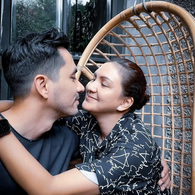 [Fimela] Donna Agnesia dan Darius Sinathrya