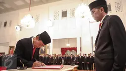 Letjen purnawirawan Sutiyoso disaksikan Presiden Jokowi menandatangani berkas acara pelantikan dirinya sebagai kepala BIN di Istana Negara, Jakarta, Rabu (8/7/2015). Sutiyoso menggantikan Marciano Norman. (Liputan6.com/Faizal Fanani)