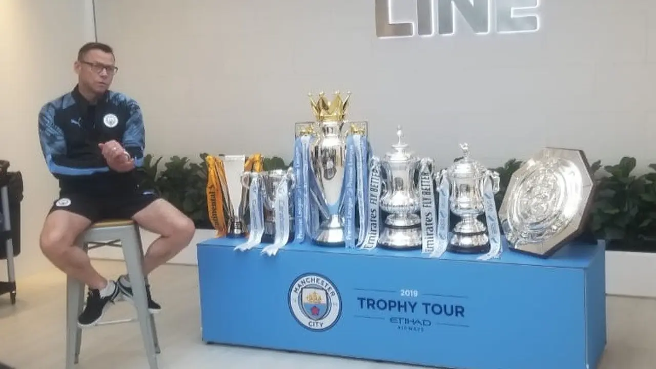 Duta Manchester City, Paul Dickov, satu dari sedikit pemain yang kembali direkrut di era investasi baru City.