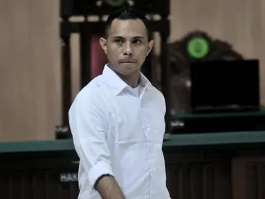 Salah satu terdakwa kasus penyiraman Novel Baswedan bersiap menjalani sidang perdana di Pengadilan Negeri Jakarta Utara, Kamis (19/3/2020). Dua terdakwa, yakni Ronny Bugis dan Rahmat Kadir Mahulete menjalani sidang dengan agenda pembacaan dakwaan oleh Jaksa Penuntut Umum. (merdeka.com/Iqbal Nugroho)