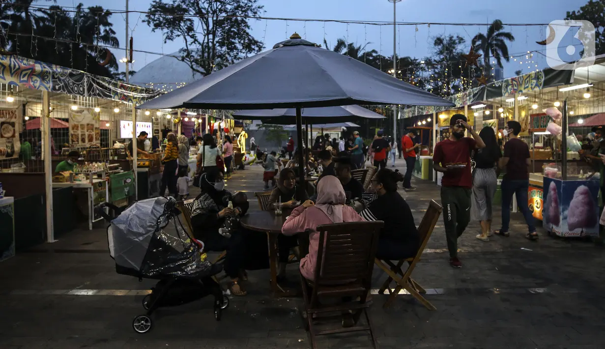 Warga saat berlibur di salah satu mal di Jakarta, Sabtu (15/5/2021). Libur Lebaran dimanfaatkan sebagian warga Jakarta yang tidak dibolehkan mudik untuk berekreasi ke mal. (Liputan6.com/Johan Tallo)