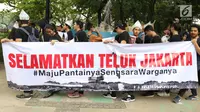 Massa yang tergabung dalam Koalisi Selamatkan Teluk Jakarta menggelar aksi jalan mundur menuju Balai Kota di Jakarta, Senin (24/6). Dalam aksinya mereka meminta kepada Gubernur DKI Jakarta untuk mencabut kembali keputusan penerbitan IMB di Pulau C dan D reklamasi Teluk Jakarta. (Liputan6.com/Angga Y