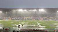 Stadion Manahan di Kota Solo tergenang air saat hujan membasahi laga PSIM Jogjakarta vs Bhayangkara FC pada final Pegadaian Liga 2 2024/2025, Rabu (26/2/2025) sore WIB. (Bola.com/Ana Dewi)