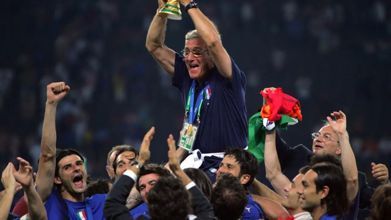 Marcello Lippi saat mengangkat trofi Piala Dunia