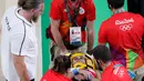 Atlet senam artistik Prancis Samir Ait Said ditandu keluar oleh tim medis setelah mengalami cedera pada babak kualifikasi Olimpiade Rio 2016 di Rio Olympic Arena, Brasil, Minggu (7/8). Samir gagal mendarat dan membuat kakinya patah. (Thomas COEX/AFP)