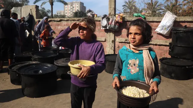 Krisis Pangan, Pengungsi Palestina Rela Berdesakan Demi Dapatkan Makanan
