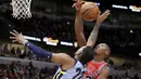 Duel pemain Chicago Bulls, Kris Dunn (kanan) dan pemain Memphis Grizzlies, Xavier Rathan-Mayes pada lanjutan NBA basketball game di United Center, Chicago, (7/3/2018). Chicago Bulls menang 119-110. (AP/Charles Rex Arbogast)