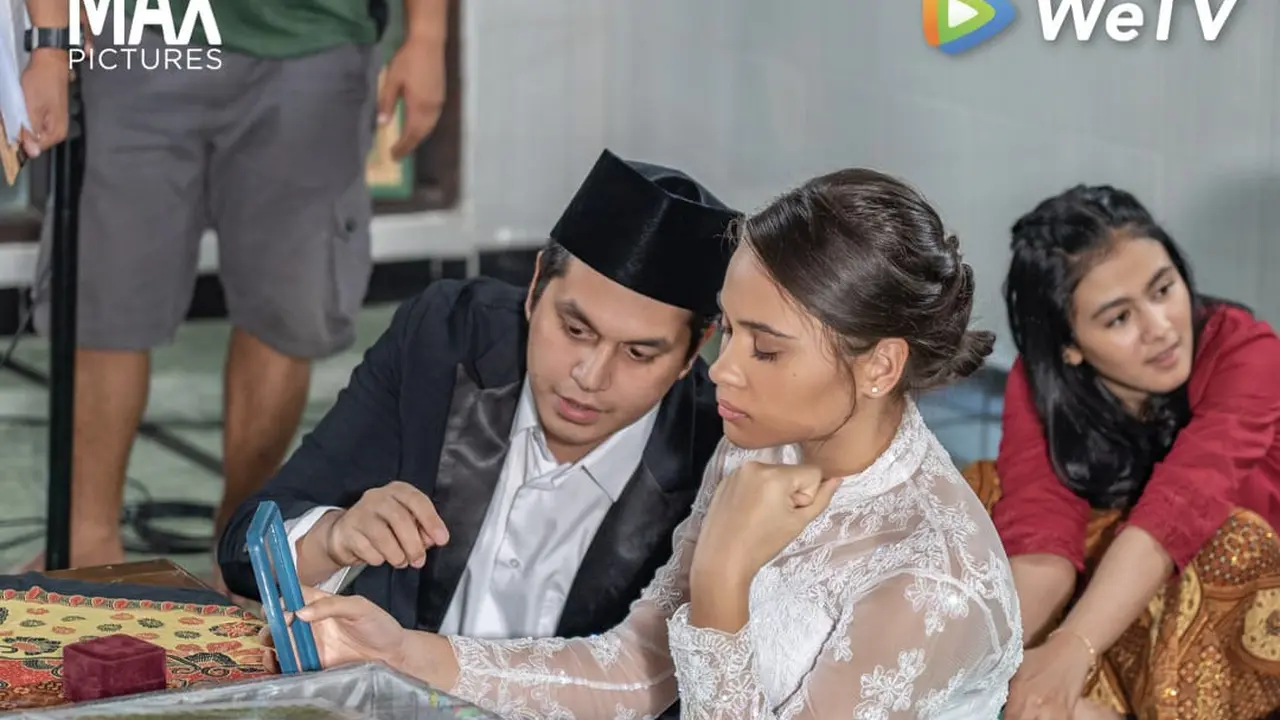 Kegiatan Aurora Ribero dan Kevin Julio di lokasi syuting serial Kaget Nikah. (Foto: Dok. Max Pictures)