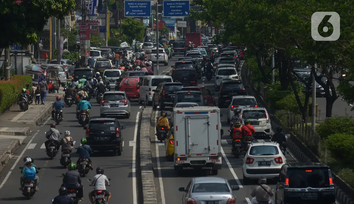 Kepadatan arus lalu lintas di Jalan Margonda Raya Depok, Jawa Barat, Sabtu (25/9/2021). Pemkot Depok dan Polres Metro Depok berencana menerapkan kebijakan ganjil-genap di Jalan Margonda Raya yang terfokus di ruas Jalan Margonda sebelum flyover UI sampai simpang Ramanda. (merdeka.com/Imam Buhori)