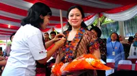 Agen 'Saya Perempuan Anti Korupsi' menempelkan bros SPAK kepada Menteri Puan Maharani saat peringatan Hari Kartini dan satu tahun hari jadi SPAK di gedung KPK, Jakarta, Selasa (21/4/2015). (Liputan6.com/Yoppy Renato)