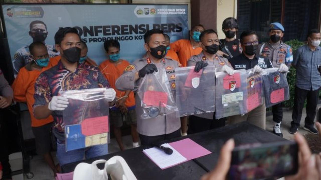 Kapolres Probolinggo Kota AKBP Wadi Sa’bani  (Tengah) tunjukan barang bukti curanmor. (Istimewa).