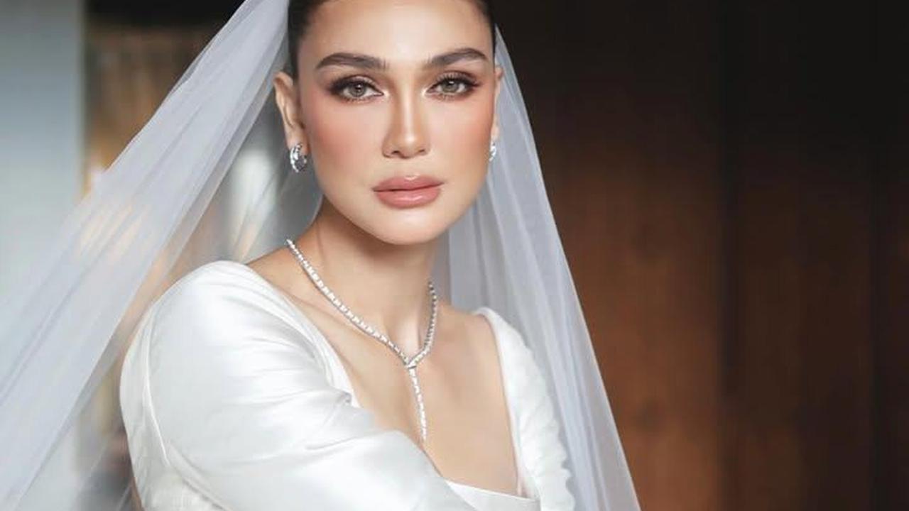 Potret Luna Maya Cantik dengan Gaun Bak Princess di Resepsi Kedua, Pakai Kalung Berlian 1,5 Miliar