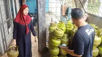 Seorang warga sedang membeli gas Elpiji tiga kilogram di sebuah pangkalan gas kawasan Sukmajaya, Kota Depok, Jawa Barat. (Liputan6.com/Dicky Agung Prihanto)