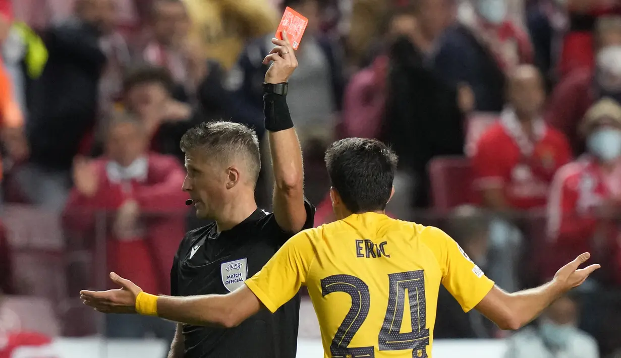 Perjuangan Barcelona semakin berat untuk memperkecil kedudukan usai kehilangan Eric Garcia yang memperoleh kartu kuning kedua pada menit ke-87. Skor 3-0 untuk kemenangan Benfica pun bertahan hingga laga usai. (AP/Armando Franca)