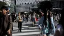 Pejalan kaki berjalan melintasi persimpangan Shibuya di Tokyo, Jepang (23/5/2019). Kota Shibuya memiliki Luas wilayah adalah 15.11 km².(AFP Photo/Behrouz Mehri)