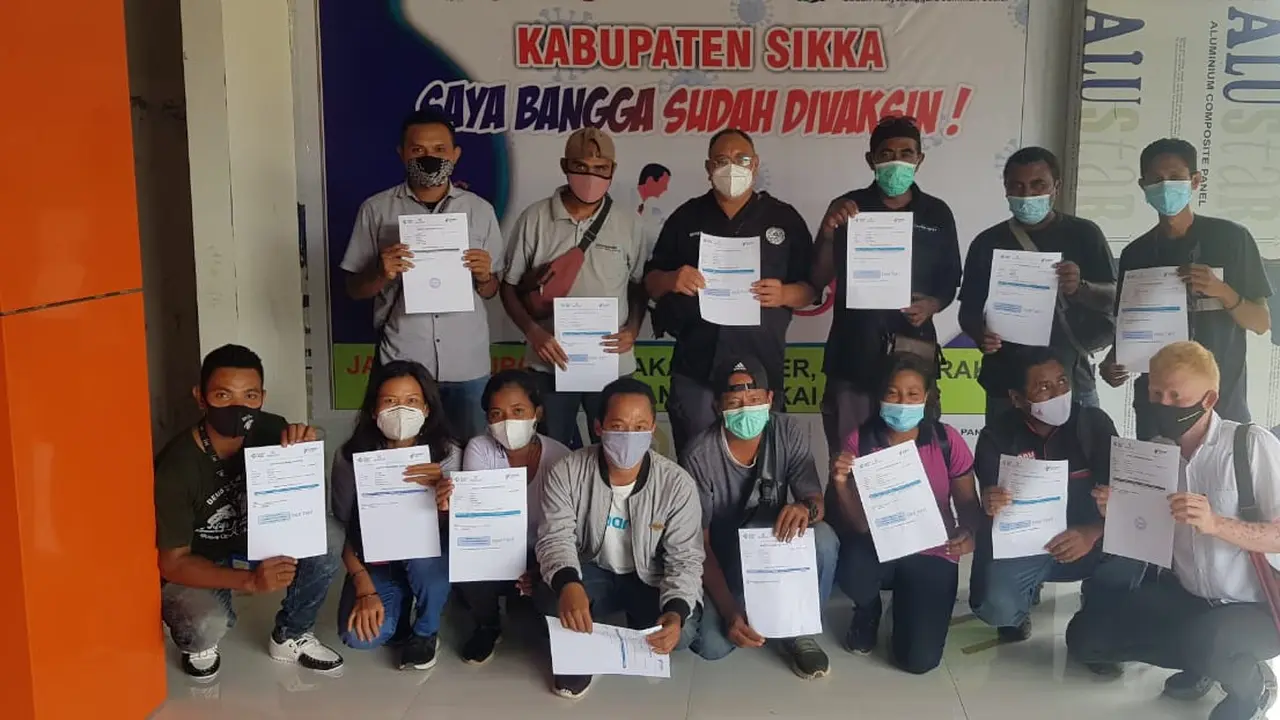 Para wartawan pose bersama usai menerima vaksin Sinovac tahap 1. (Liputan6.com/ Dionisius Wilibardus)