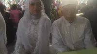 Boman (66) dan Entur Masuroh, pasangan nikah massal (Liputan6.com/Delvira)