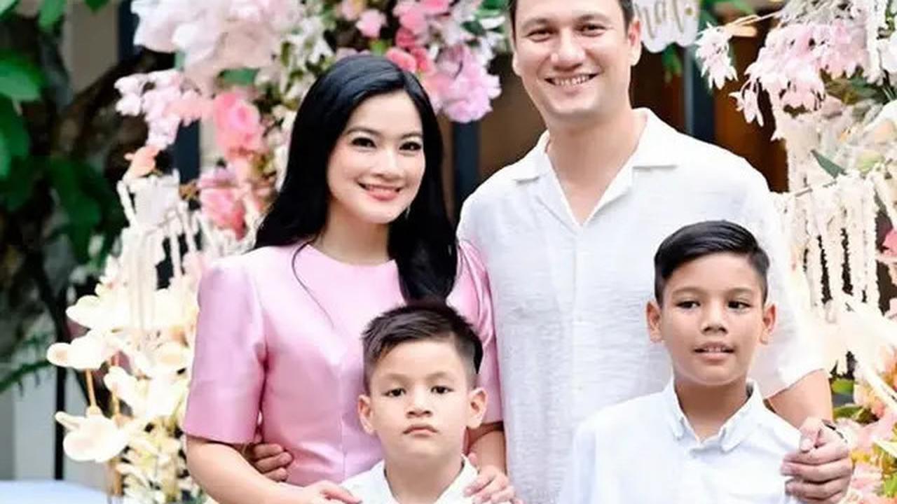 6 Potret Titi Kamal bak Barbie Awet Muda Dibalut Dress Pink saat Rayakan Pesta Ulang Tahun ke-43 di Rumahnya
