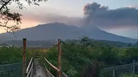 Gunung Marapi memuntahkan abu vulkanik dari kawahnya di Agam, Sumatera Barat, Indonesia, Selasa (5/12/2023). Pihak berwenang Indonesia pada Senin menghentikan pencarian belasan pendaki setelah gunung berapi Gunung Marapi meletus lagi, mengeluarkan semburan abu panas baru sebagai setinggi 800 meter (2.620 kaki) ke udara, kata para pejabat. (AP Photo/Givo Alputra)