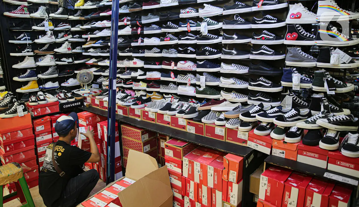 Aktivitas toko sepatu impor dari Vietnam dan China di Jakarta, Selasa (1/9/2020). Kementerian Perdagangan menerbitkan Permendag Nomor 68 Tahun 2020 untuk menekan laju impor alas kaki dan barang konsumsi lainnya yang meningkat hingga 50,64 persen pada Mei hingga Juni 2020 (Liputan6.com/Faizal Fanani)