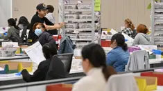 Petugas pemilu menyiapkan surat suara yang masuk melalui pos untuk penghitungan di Pusat Pemrosesan Surat Suara Wilayah Los Angeles di California pada, Senin 4 November 2024 malam. (Robyn Beck/AFP)