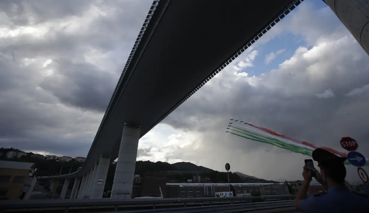 Tim aerobatik Angkatan Udara Italia, Frecce Tricolori (Panah Tiga Warna), terbang di atas Jembatan Saint George Genoa baru di Genoa, Italia, Senin (3/8/2020). Jembatan tersebut dibangun untuk menggantikan viaduk yang ambruk dua tahun lalu dan menewaskan 43 orang. (Xinhua/Stringer)