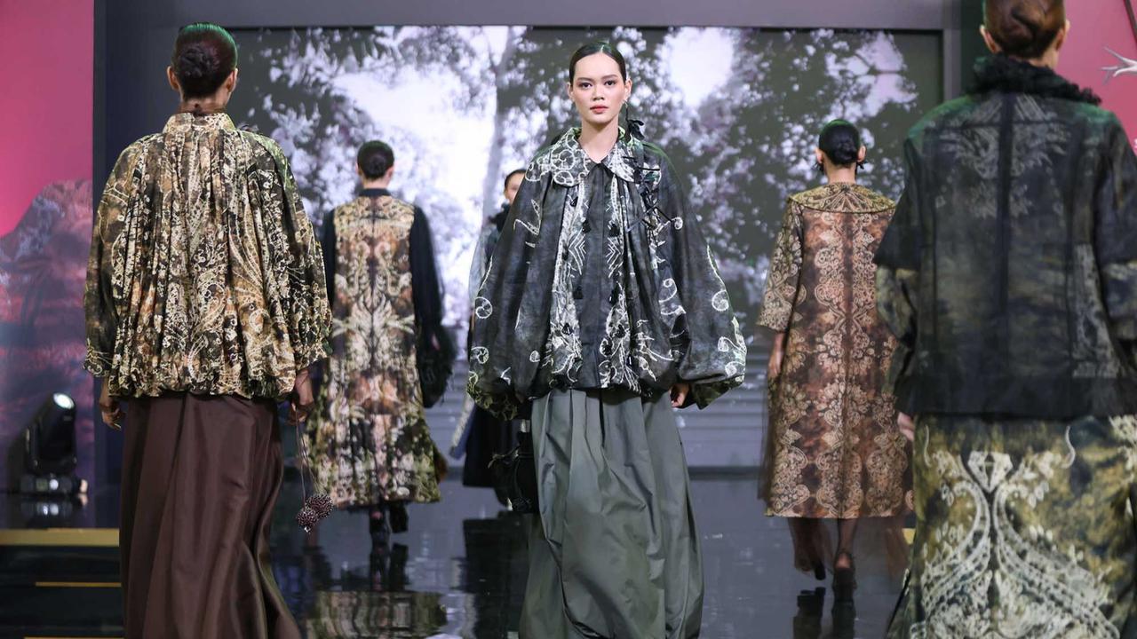 FOTO: Parade Wastra Nusantara 2025,  Keanggunan Kain Tradisi Menyapa Keseharian